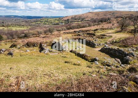 Die Überreste eines verlassenen mittelalterlichen Dorfes mit 4 ehemaligen Langhäusern, in der Nähe von Hound Tor, Dartmoor National Park, Devon, England, Großbritannien. Stockfoto