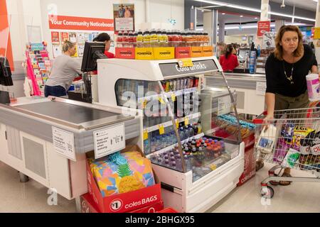 Australischer Supermarkt, Frau an der Kasse mit Supermarkt Trolley, Australien Stockfoto
