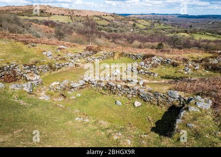 Die Überreste eines verlassenen mittelalterlichen Dorfes mit 4 ehemaligen Langhäusern, in der Nähe von Hound Tor, Dartmoor National Park, Devon, England, Großbritannien. Stockfoto