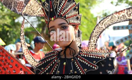 Pekalongan / Indonesien - 6. Oktober 2019: Wunderschöne Frauen tragen einzigartige Kostüme und tragen so ihre Teilnahme am Pekalongan Batik Karneval Stockfoto