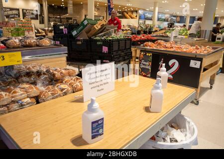 COVID-19 Sydney, Handdesinfektionsmittel für Kunden zur Verwendung bei der Eingabe eines Coles Supermarkt in Sydney, Australien Stockfoto