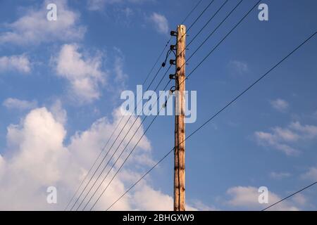 Holztelegraphenmast mit Strom- und Telekommunikationskabel Stockfoto