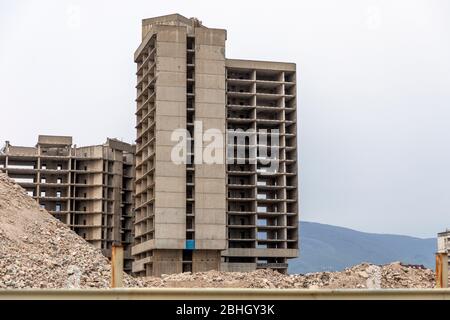 Gebäude implodiert, nach einer Reihe von Explosionen. Stockfoto