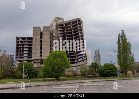 Gebäude implodiert, nach einer Reihe von Explosionen. Stockfoto