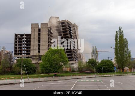 Gebäude implodiert, nach einer Reihe von Explosionen. Stockfoto