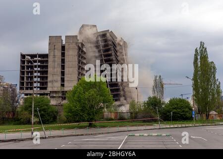 Gebäude implodiert, nach einer Reihe von Explosionen. Stockfoto