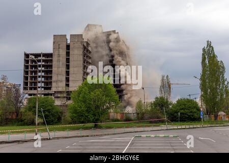 Gebäude implodiert, nach einer Reihe von Explosionen. Stockfoto