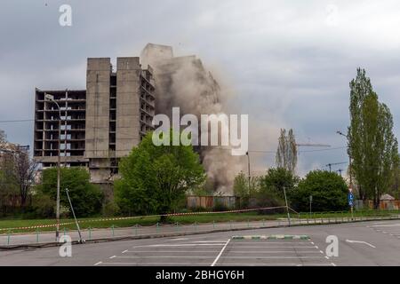 Gebäude implodiert, nach einer Reihe von Explosionen. Stockfoto