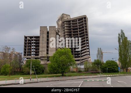 Gebäude implodiert, nach einer Reihe von Explosionen. Stockfoto