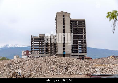 Gebäude implodiert, nach einer Reihe von Explosionen. Stockfoto