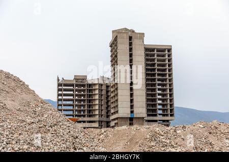 Gebäude implodiert, nach einer Reihe von Explosionen. Stockfoto