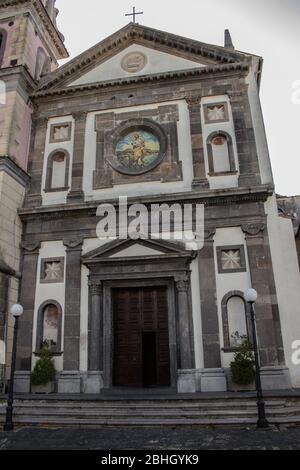 Fassade der Kirche San Giovanni Battista in Vietri sul Mare, einer Stadt an der Amalfiküste, die für ihre keramischen Arbeiten berühmt ist. Stockfoto