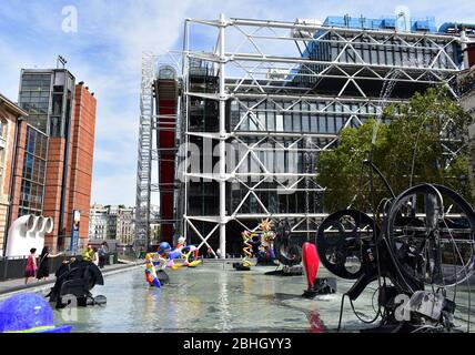 Centre Pompidou vom Place Igor-Strawinsky mit La Fontaine Strawinsky. Paris, Frankreich. 12. August 2018. Stockfoto