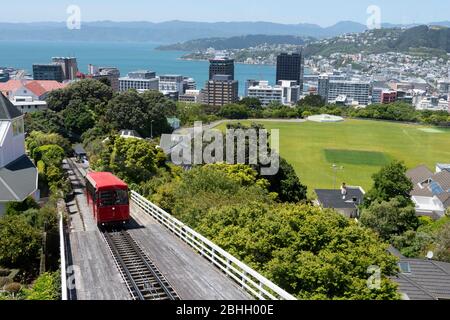 Seilbahn und Blick über Wellington Stadt und Hafen, Nordinsel, Neuseeland Stockfoto