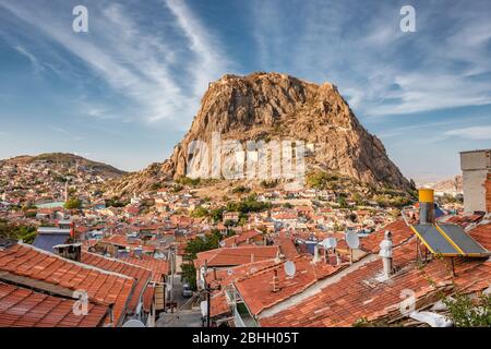 Stadtbild der Stadt Afyonkarahisar mit Schloss Afyon auf dem Felsen, Türkei Stockfoto