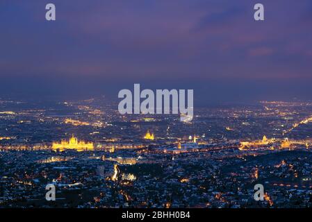 Blick aus der Vogelperspektive auf Budapest bei Nacht Stockfoto