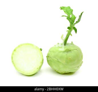 Brüsseler Sprossen und halb isoliert auf weißem Hintergrund mit Beschneidungspfad und voller Schärfentiefe. Stockfoto