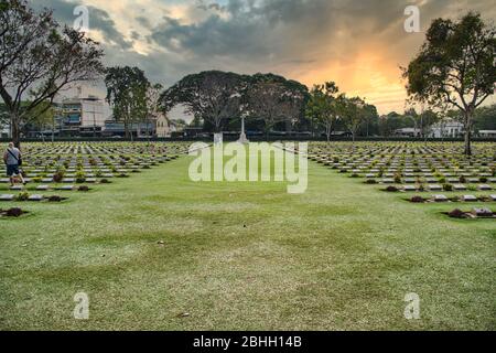 Kanchanaburi, Thailand 12.28.2019: Der Kanchanaburi Kriegsfriedhof oder Don-Rak Kriegsfriedhof ist der Hauptfriedhof für Kriegsgefangener (Kriegsgefangene) für Opfer von Japanes Stockfoto