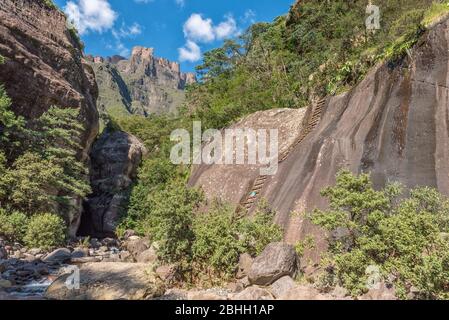 Blick von der Tugela-Schlucht nach Süden. Der Tugela-Tunnel, eine Kettenleiter und ein Teil des Amphitheaters sind sichtbar Stockfoto