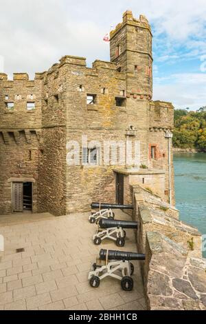 Artilleriegewehre auf der Südgewehrplattform bei Dartmouth Castle, Devon, England, Großbritannien. Stockfoto