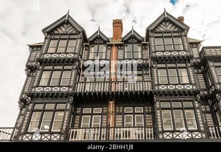 York House (1893) ist ein denkmalgeschütztes Gebäude im elisabethanischen Stil in Dartmouth, Devon, England, Großbritannien. Stockfoto