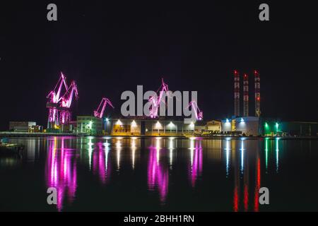 Lighting Giants - farbenfrohe beleuchtete Kräne bei Nacht in Pula, Istrien Halbinsel in Kroatien Stockfoto