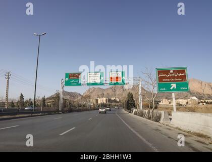 Wenig Verkehr auf der Hauptstraße aus Isfahan, Esfahan Provinz, Iran, Persien, Mittlerer Osten. Stockfoto