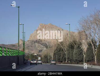 Wenig Verkehr auf der Hauptstraße aus Isfahan, Esfahan Provinz, Iran, Persien, Mittlerer Osten. Stockfoto