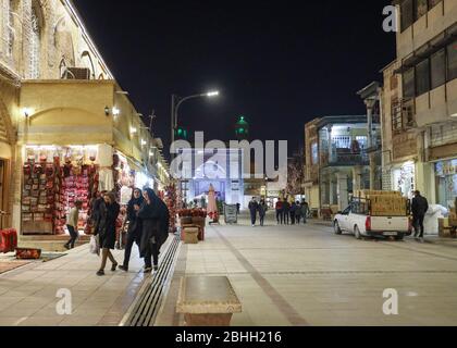 Gehweg mit Souvenirläden, die zum iwan (Portal) der Vakil Moschee in Shiraz, Fars Provinz, Iran, Persien, Naher Osten führen. Stockfoto