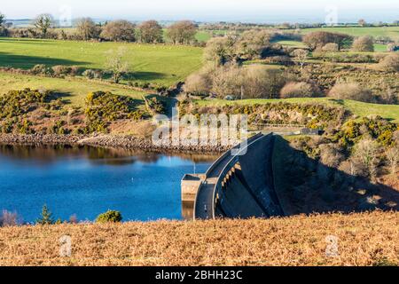 Meldon Reservoir und Meldon Dam, gesehen von der Spitze Longstone Hill, Nord Dartmoor, Devon, England, Großbritannien. Stockfoto