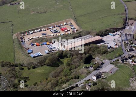 Luftaufnahme einer kleinen Industrieeinheit und eines Unternehmens auf der Westerkroft Lane, Northowram, Halifax, West Yorkshire Stockfoto