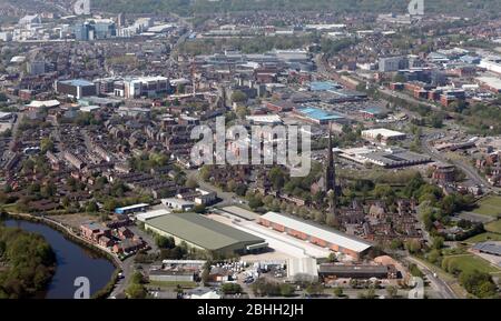 Luftaufnahme der Skyline von Warrington mit der St. Elphin's Church im Vordergrund Stockfoto