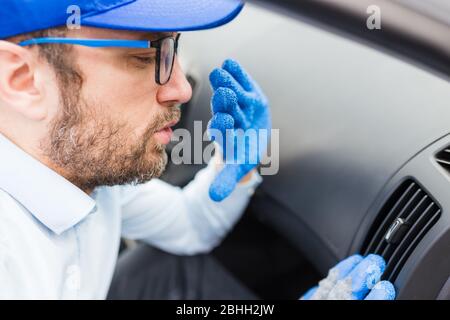 Autowartungsarbeiter, der sich von der Klimaanlage schlecht riecht. Auto Reparatur Konzept. Stockfoto