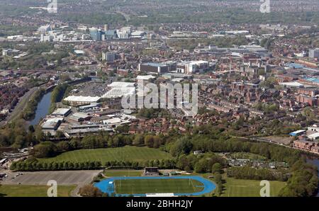 Luftaufnahme der Skyline von Warrington mit Victoria Park im unmittelbaren Vordergrund, Cheshire Stockfoto