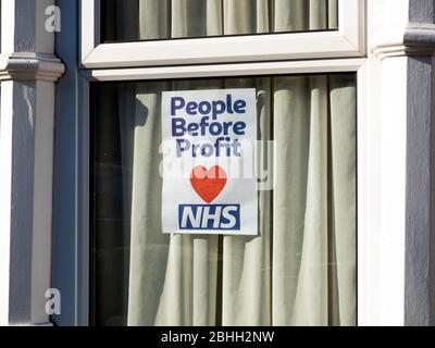 Leyton, London. GROSSBRITANNIEN. Arpil der 26., 2020.. Nahaufnahme der Unterschrift zur Unterstützung des NHS während der Sperrung. Mit dem Satz: Menschen vor Profit Stockfoto