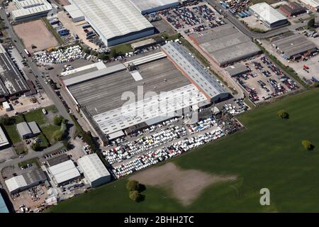 Luftaufnahme der SYNETIQ-Einheit (Bergungshändler) auf dem Winsford Industrial Estate, Cheshire, Großbritannien Stockfoto