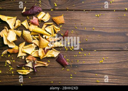 Schöne getrocknete Äpfel auf dunklem Holzhintergrund. Von oben mit viel Platz Stockfoto