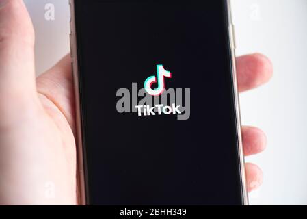 BERLIN - APR 26: TIK Tok App Icon auf dem Handy-Bildschirm in Berlin am 26. April. 2020 in Deutschland Stockfoto