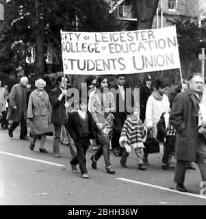 Demonstranten nehmen 1972 an einer Anti-Rassismus-Demonstration in Leicester, England, Großbritannien und den Britischen Inseln Teil. Leicester College of Education Students Union Banner. Stockfoto