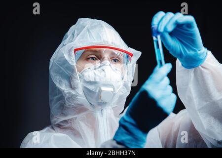 Medizinische Forscherin im Bioingenieurwesen, die wissenschaftliche Tests im Labor durchführt und an Entwicklungsimpfstoffen arbeitet, Medikamente in der Apotheke. Schwarzer Hintergrund Stockfoto