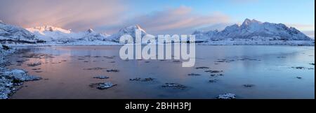 Morgendämmerung am Osensee bei Svolvaer auf den Lofoten-Inseln, Norwegen. Stockfoto