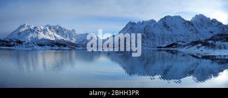 Morgendämmerung am Osensee bei Svolvaer auf den Lofoten-Inseln, Norwegen. Stockfoto