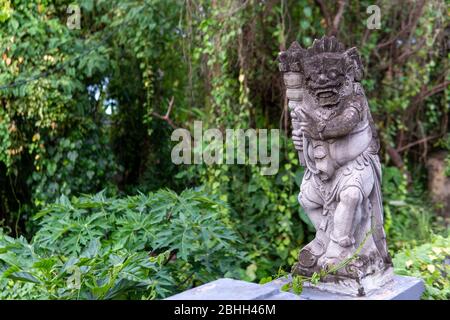 Eine balinesische Statue steht allein auf bali Stockfoto