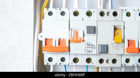 Schaltschrank für Verteilertafel und Strom Strom weiß Hintergrund. Unterbrechungsfreie Spannung Stockfoto