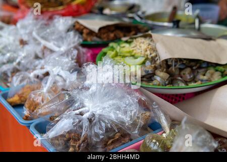 Straßenverkäufer, die Ihr eigenes Abendessen in Nord-Bali anbieten Stockfoto