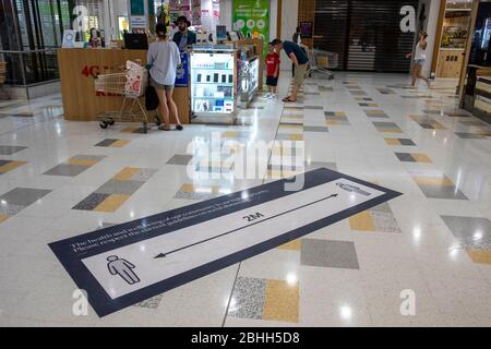 Sydney Einkaufszentrum mit Covid-19 Boden Schild bittet die Menschen, um 2m soziale Distanzierung, Sydney, Australien Stockfoto