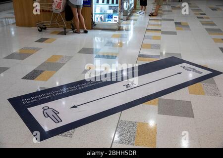 Sydney Einkaufszentrum mit Covid-19 Boden Schild bittet die Menschen, um 2m soziale Distanzierung, Sydney, Australien Stockfoto