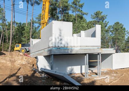 Baustelle eines neu gebauten Hauses mit Betonfertigteilwänden. Galicien, Spanien Stockfoto