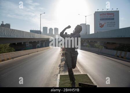 Mumbai / Indien 23. April 2020 Gesamtansicht zeigt einen verlassenen Mrinal Tai Gore-Überflug während einer Sperrstunde, um die Ausbreitung von Coronavirus-dise zu begrenzen Stockfoto