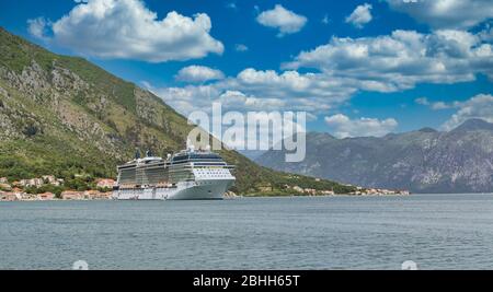 Kreuzfahrtschiff in Montenegro festgemacht Stockfoto